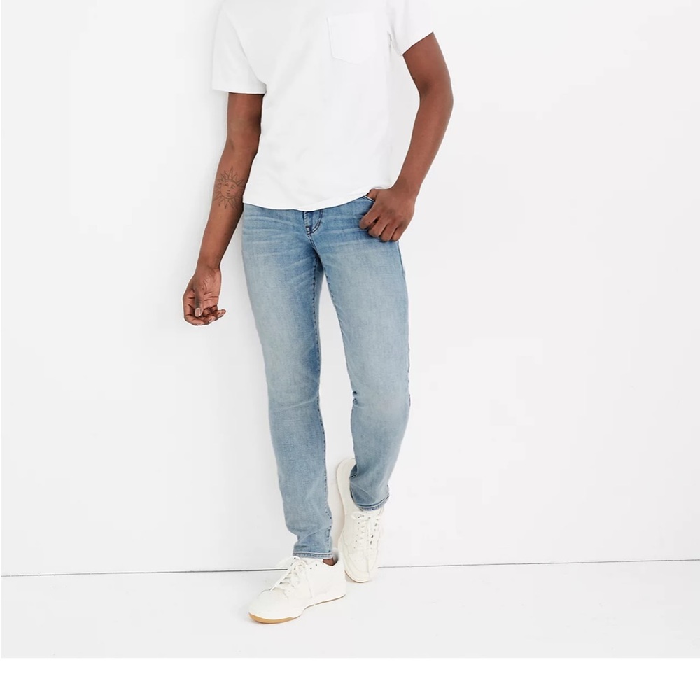 Madewell Athletic Slim men’s 31 waist 34 length light wash jeans.